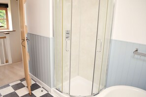 Badewanne, kostenlose Toilettenartikel, Haartrockner