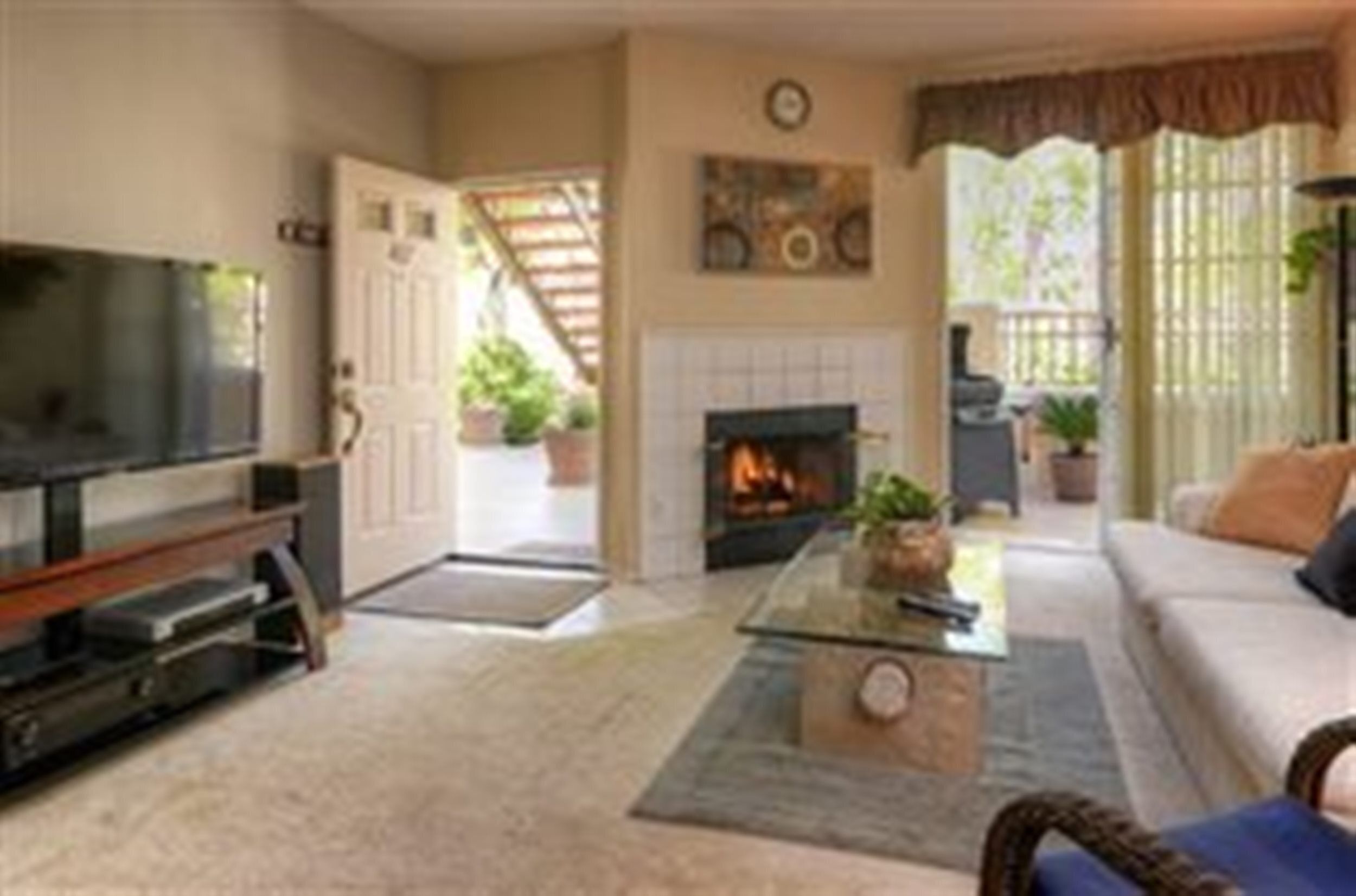 Beautifully Furnished & Excellent Location!!