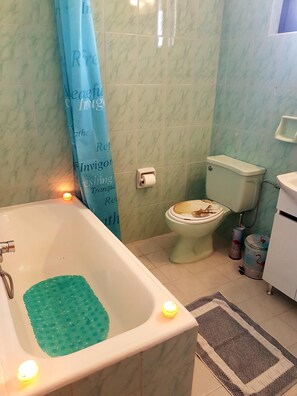 Bathtub, hair dryer, towels, soap - Beautiful Sea View Apartment (Rhodes)