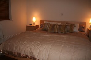 2 habitaciones, tabla de planchar con plancha y cuna de viaje