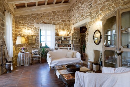 Villa  con Piscina Privata e Jacuzzi esterna idromassaggio.