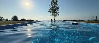 BlackSea Garden Villa met privézwembad en strand en 3000 m2 wijngaarden en tuin