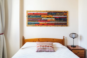 2 habitaciones, escritorio, tabla de planchar con plancha y internet 
