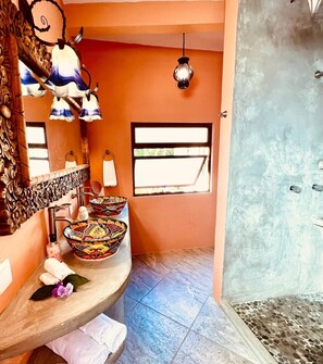 Regadera, toallas, papel de baño 
