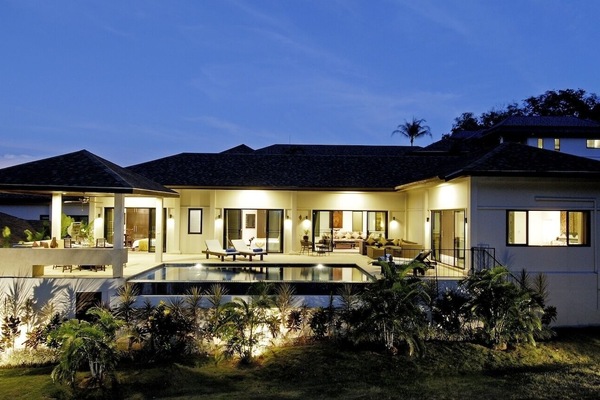 Sapphire Villa with private pool, indoor and outdoor dining, large sundeck, a perfect family home
