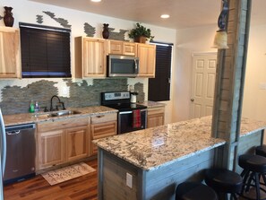 ثلاجة/مجمد بحجم كبير، ميكروويف، فر ن، موقد طهي مسطح