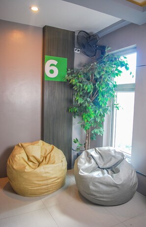 Hallway - Abraham Manila - Hostel (Makati)