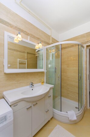 Shower, hair dryer, bidet, towels