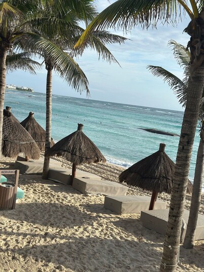 Great Condo with Pool View & Beach Club