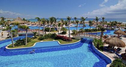 Great Condo with Pool View & Beach Club