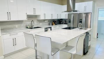 雪櫃、微波爐、焗爐、爐具