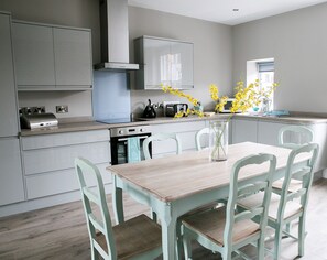 Fridge, microwave, oven, stovetop - Superb Harrogate 2 bedroom apartment (Harrogate)