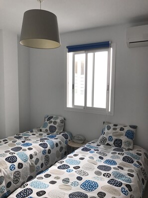 2 chambres, fer et planche à repasser, Wi-Fi, draps fournis