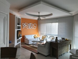 TV, DVD player, mesa de pingue-pongue, aparelho de som