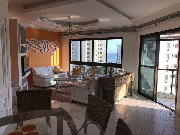 TV, DVD player, mesa de pingue-pongue, aparelho de som
