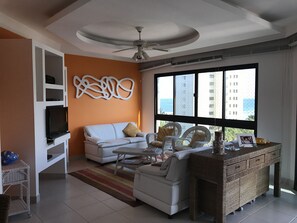 TV, DVD player, mesa de pingue-pongue, aparelho de som