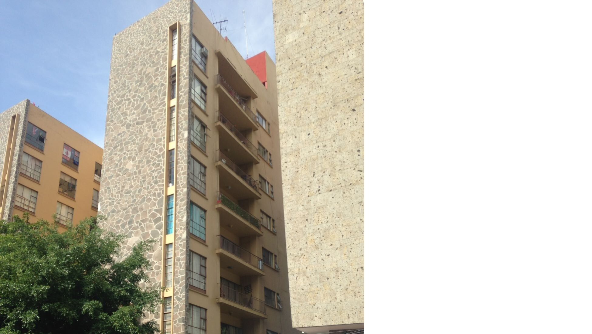 About Avenida Chapultepec 