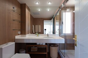 Ducha, secador de pelo, bidet, toallas