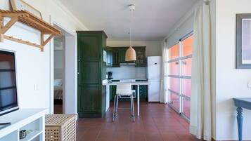 Frigorífico, microondas, horno y placa de cocina