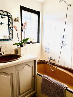 Duschwanne, Haartrockner, Bidet, Handtücher