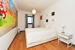 3 chambres, fer et planche à repasser, lit de bébé portatif