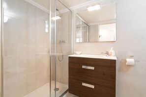 Dusche, Haartrockner, Bidet, Handtücher