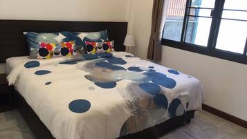 2 chambres, coffres-forts dans les chambres, fer et planche à repasser