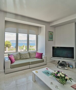 Smart TV, chimenea y tenis de mesa