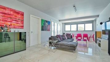 Smart TV, caminetto, tavolo da ping pong