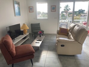 Téléviseur connecté, livres, imprimante