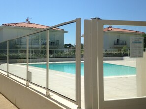 Outdoor pool - Classified T3 apartment with sea view, swimming pool, garage and beaches 200m away (Carqueiranne)