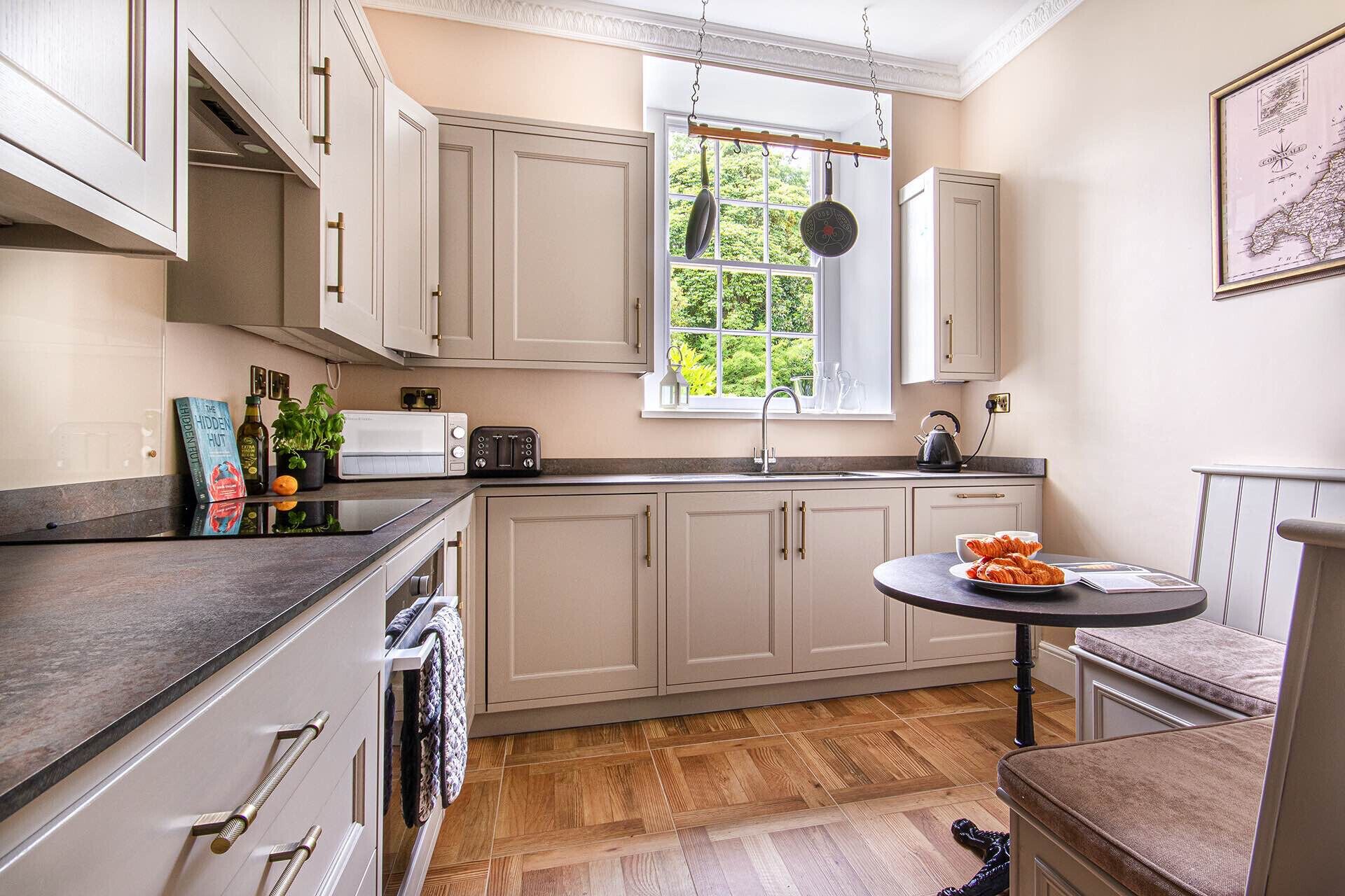 Jääkaappi, mikroaaltouuni, uuni, astianpesukone