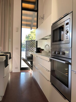 Refrigerador, microondas, horno, placa de cocina