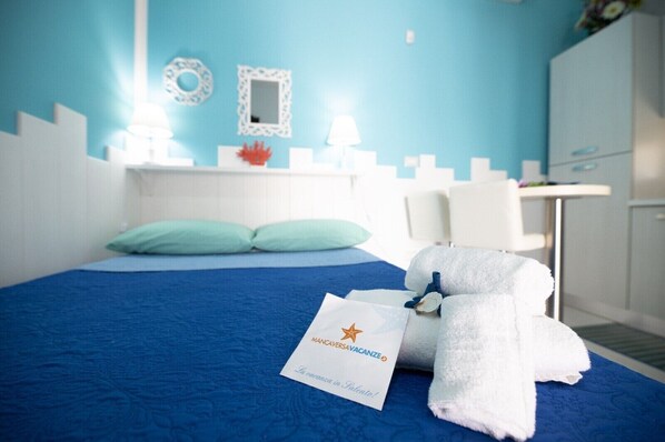 Een strijkplank/strijkijzer, wifi, beddengoed