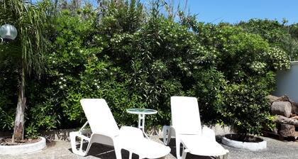 Mukavuutta vain muutaman askeleen päässä kristallinkirkas meri ...