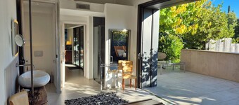5-star rated house for 4 with large terrace in a quiet location