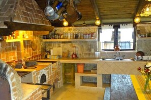 Kühlschrank, Ofen, Wasserkocher mit Kaffee-/Teezubehör