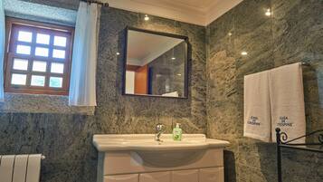 Duschwanne, Bidet, Handtücher, Seife