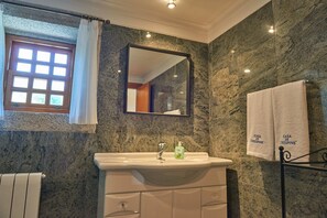 Duschwanne, Bidet, Handtücher, Seife