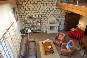 Smart-TV, Kamin, Bücher, Stereoanlage