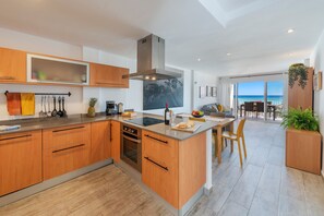 Een koelkast, een microgolfoven, een oven, een vaatwasser