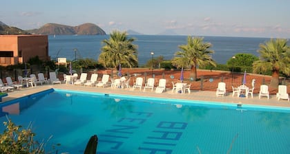 Panorama-Wohnung mit groĂer Terrasse in Vulcano