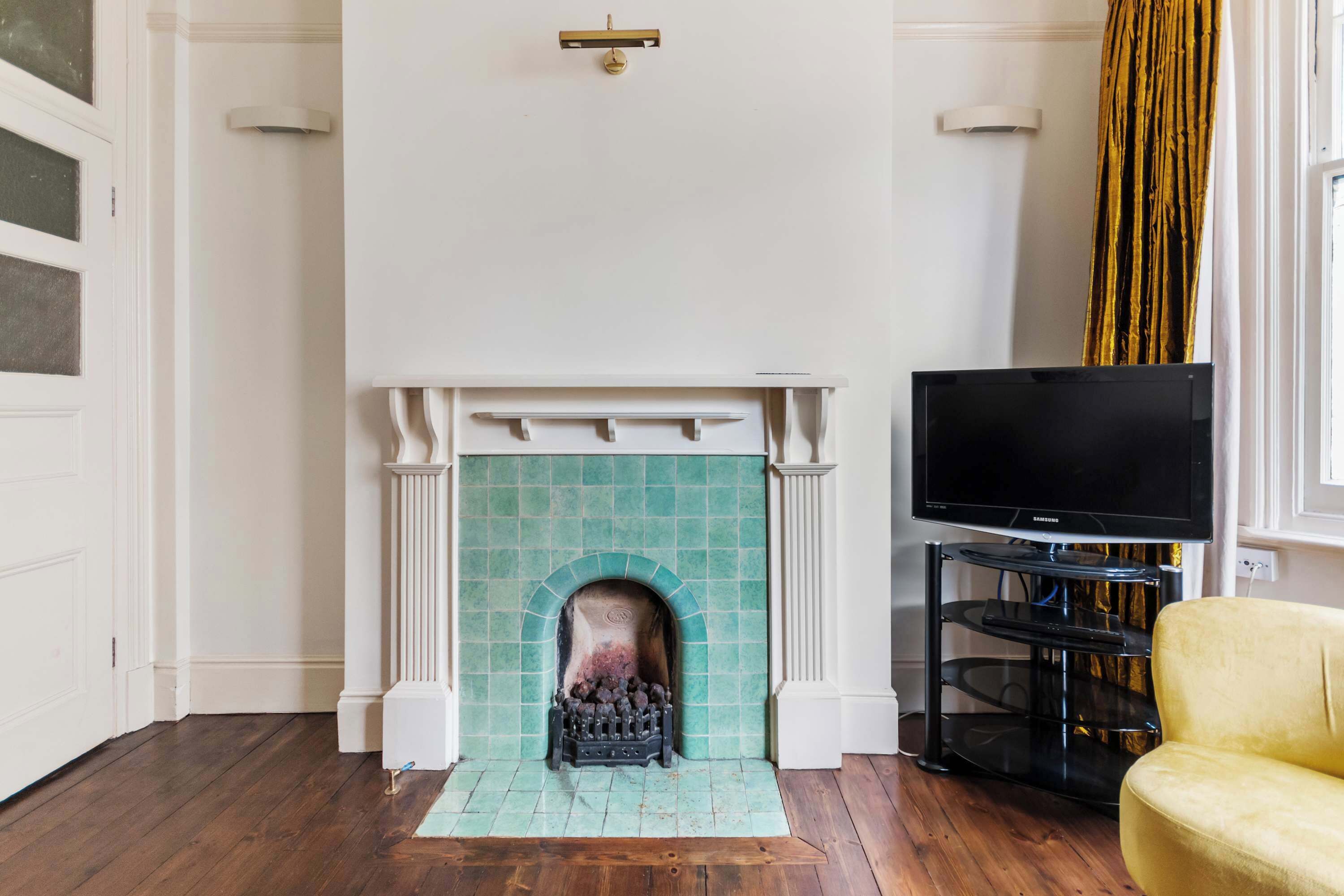 Televisión, chimenea