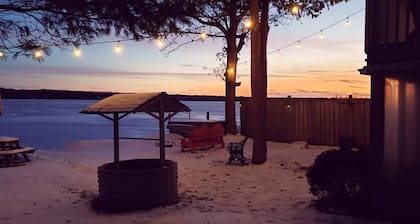 Lakefront Cedar Haven- Free use Canoe and Kayak, 1 hr from Toronto, All Seasons