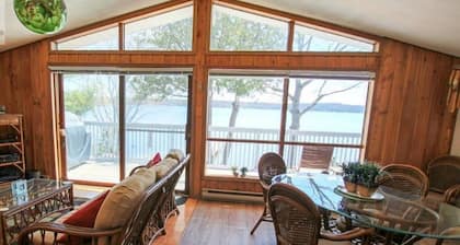 Lakefront Cedar Haven- Free use Canoe and Kayak, 1 hr from Toronto