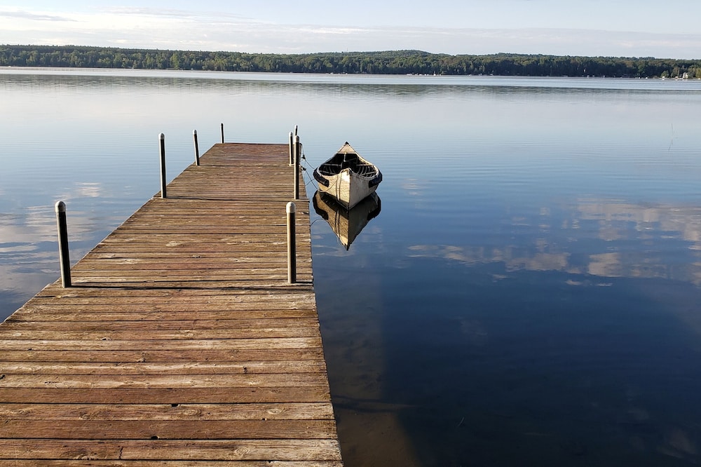 Lakefront Cedar Haven- Free use Canoe and Kayak, 1 hr from Toronto, All Seasons