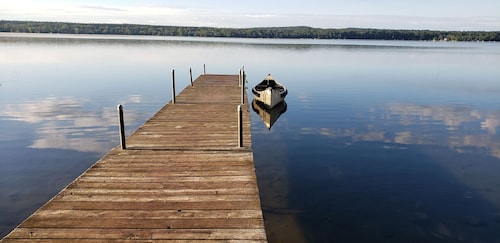Lakefront Cedar Haven- Free use Canoe and Kayak, 1 hr from Toronto
