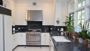 Réfrigérateur, micro-ondes, cafetiÚre/bouilloire, blender