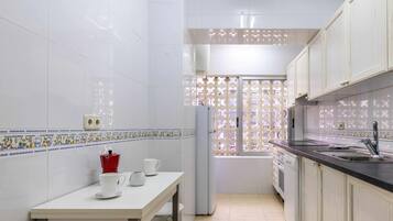 Wasserkocher mit Kaffee-/Teezubehör, Kühlschrank, Mikrowelle, Ofen