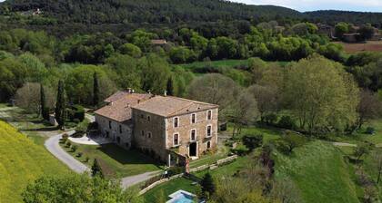 Mas Riera SPECTACULAR MASĂA prĂšs de BesalĂș pour 14 personnes